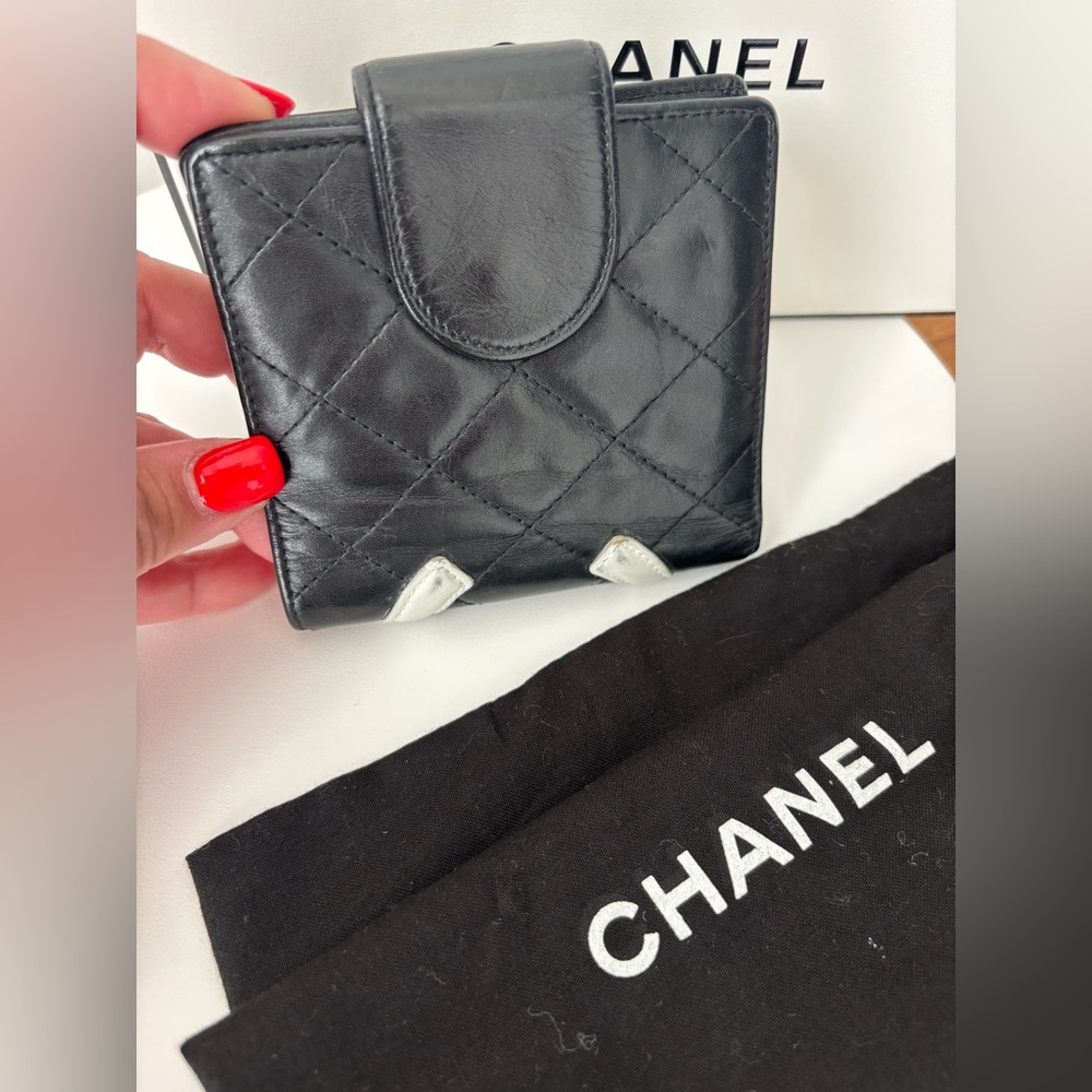 CHANEL Quilted Leather Cambon compact Black and White Wallet. Full inclusion - Picture 10 of 10